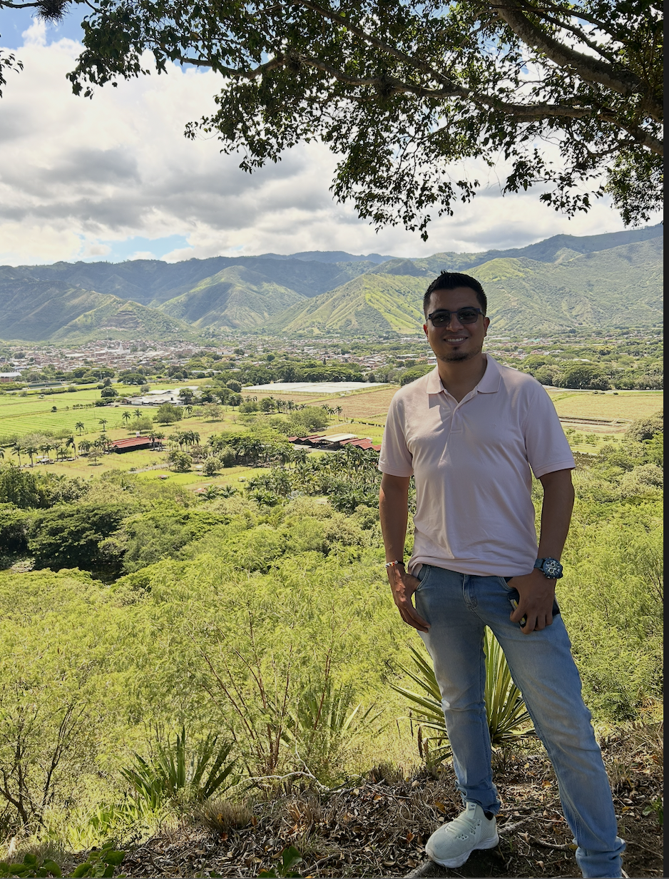 Fredy Gutiérrez al aire libre, con un paisaje de montañas al fondo